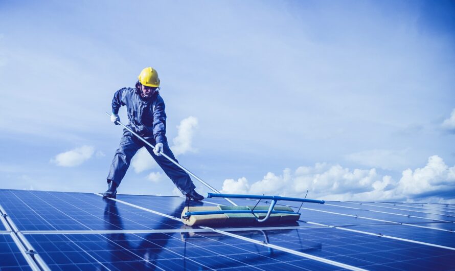 Nettoyage des panneaux solaires : 3 raisons de faire appel aux professionnels